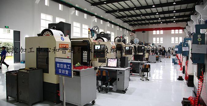 数控加工中心和普通机床比较编程有哪些特点？